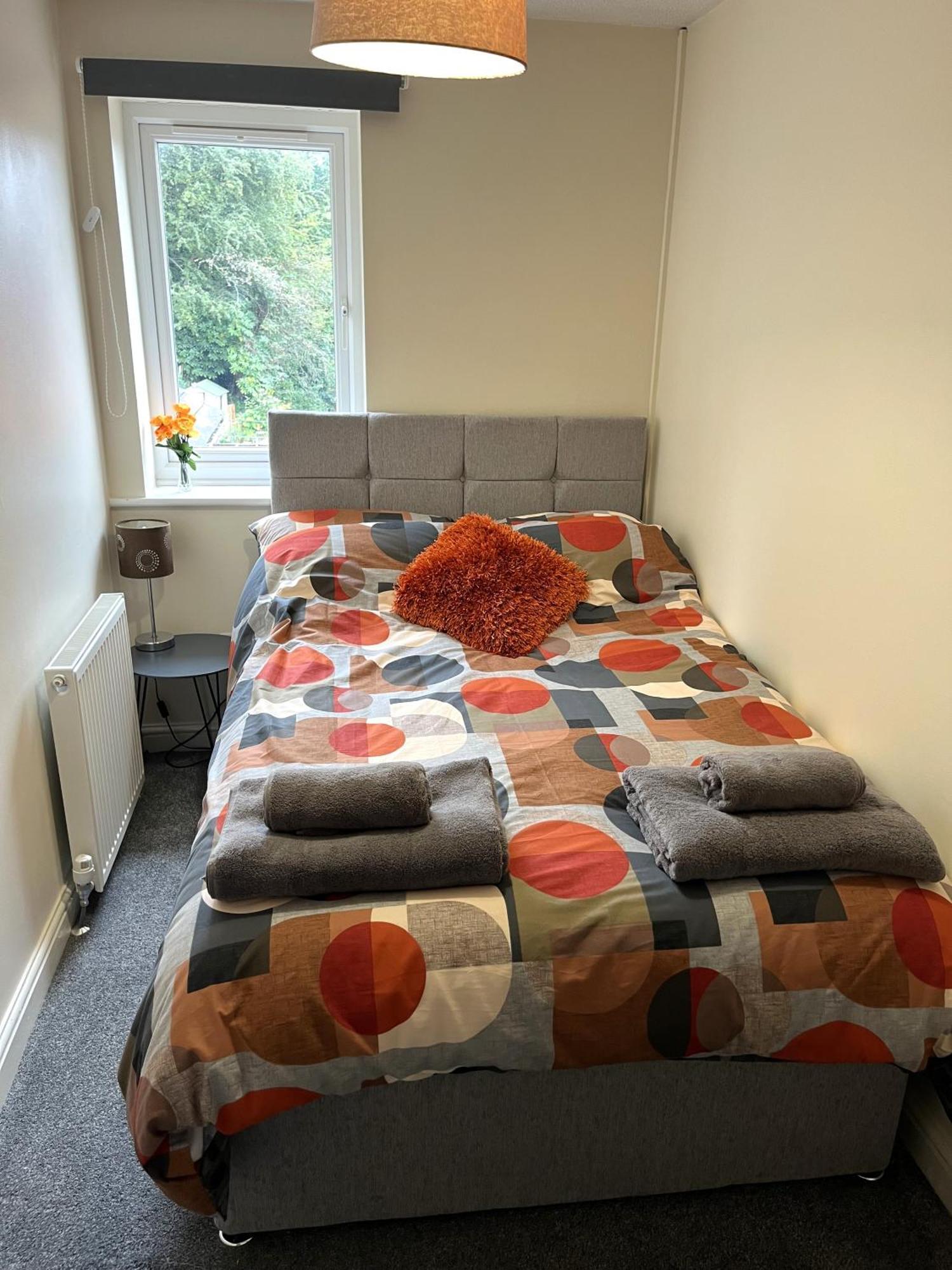 Holiday home Claygate Place - Entire 2 Bed House, Off Street Parking - Perfect For Holiday Breaks Or Contractors