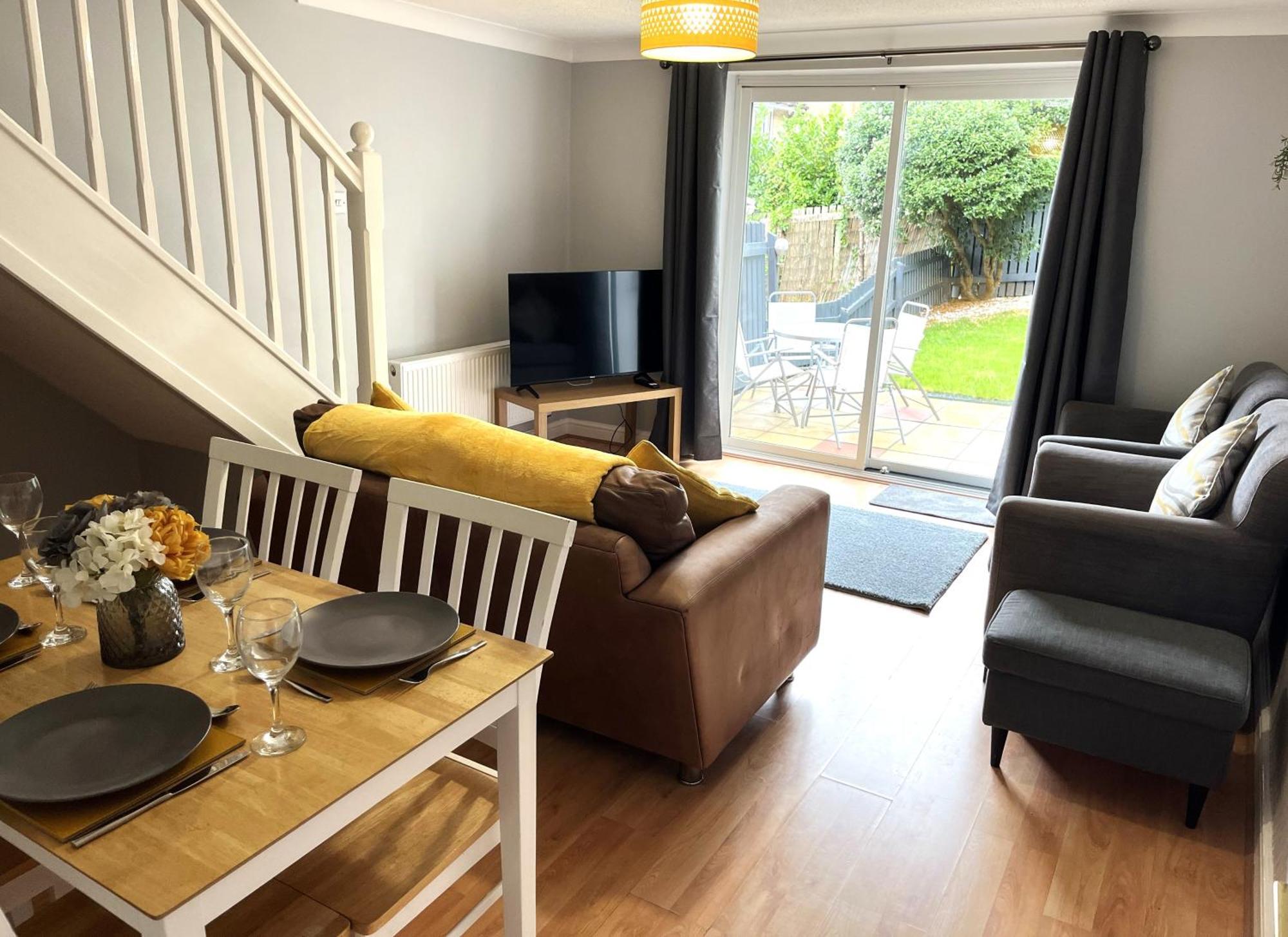 Holiday home Claygate Place - Entire 2 Bed House, Off Street Parking - Perfect For Holiday Breaks Or Contractors