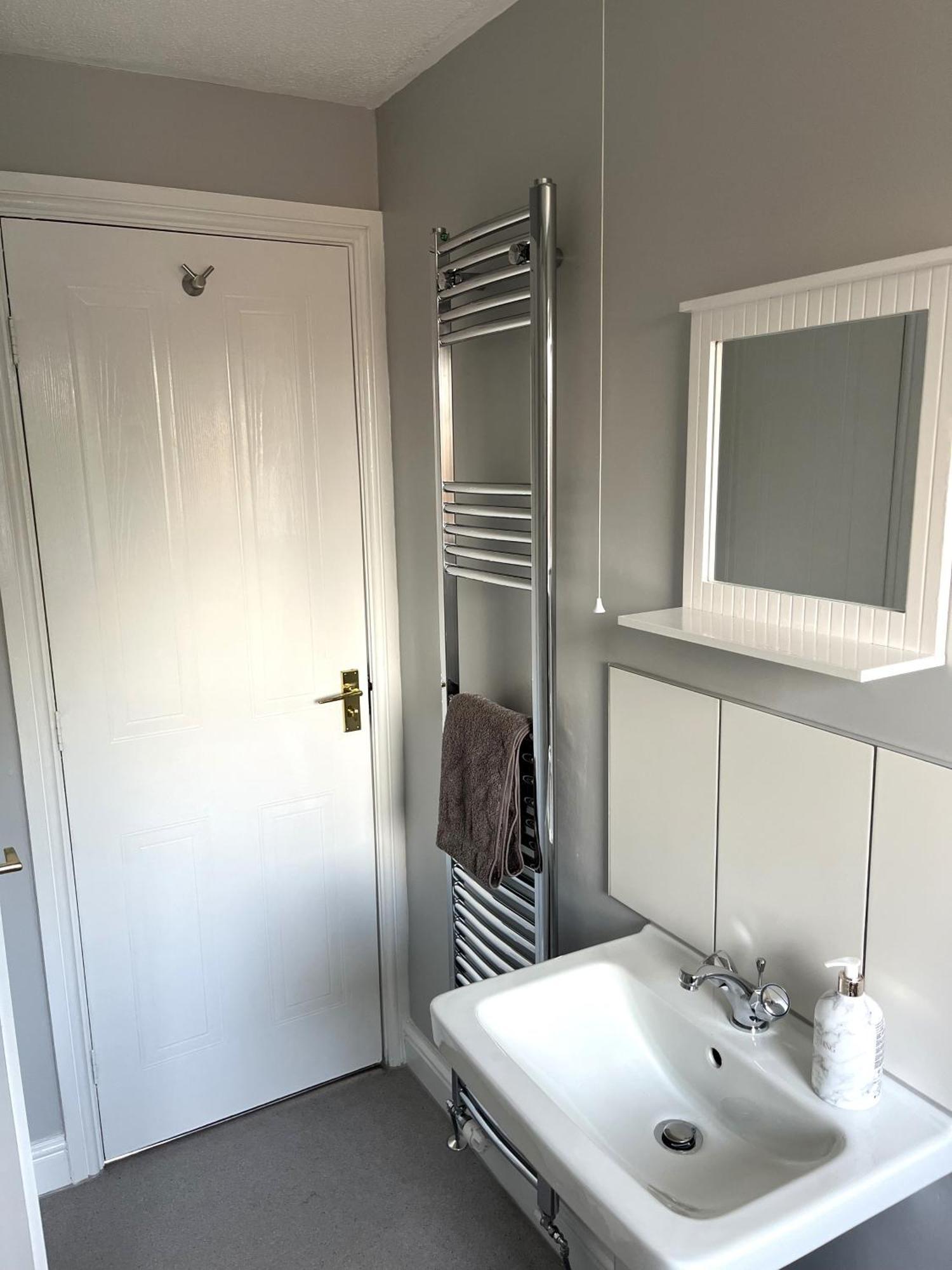Holiday home Claygate Place - Entire 2 Bed House, Off Street Parking - Perfect For Holiday Breaks Or Contractors