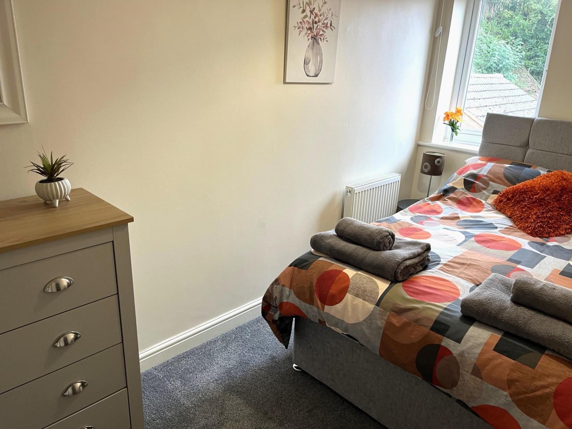 Holiday home Claygate Place - Entire 2 Bed House, Off Street Parking - Perfect For Holiday Breaks Or Contractors *